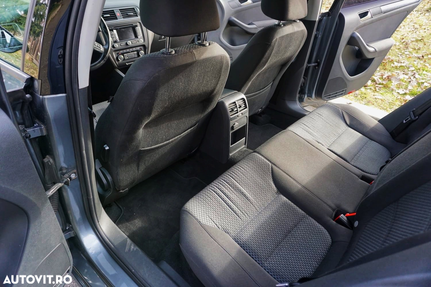 Volkswagen Jetta - 2
