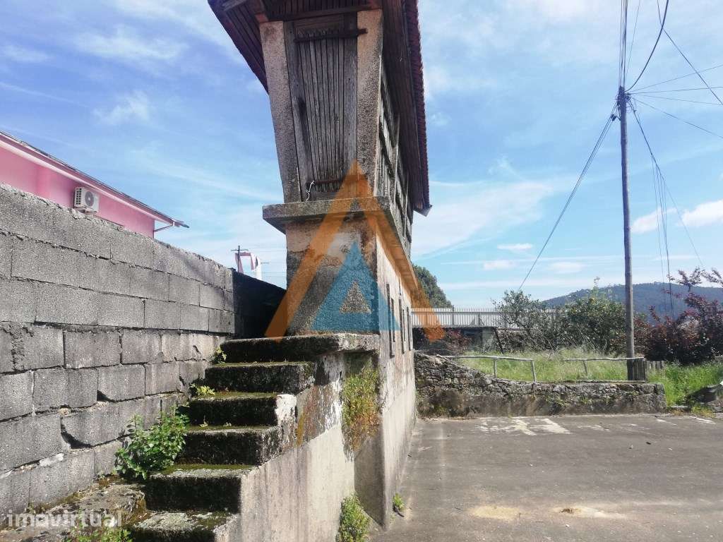 Casa Rústica com imenso potencial mesmo no centro de Romariz - Grande imagem: 3/12