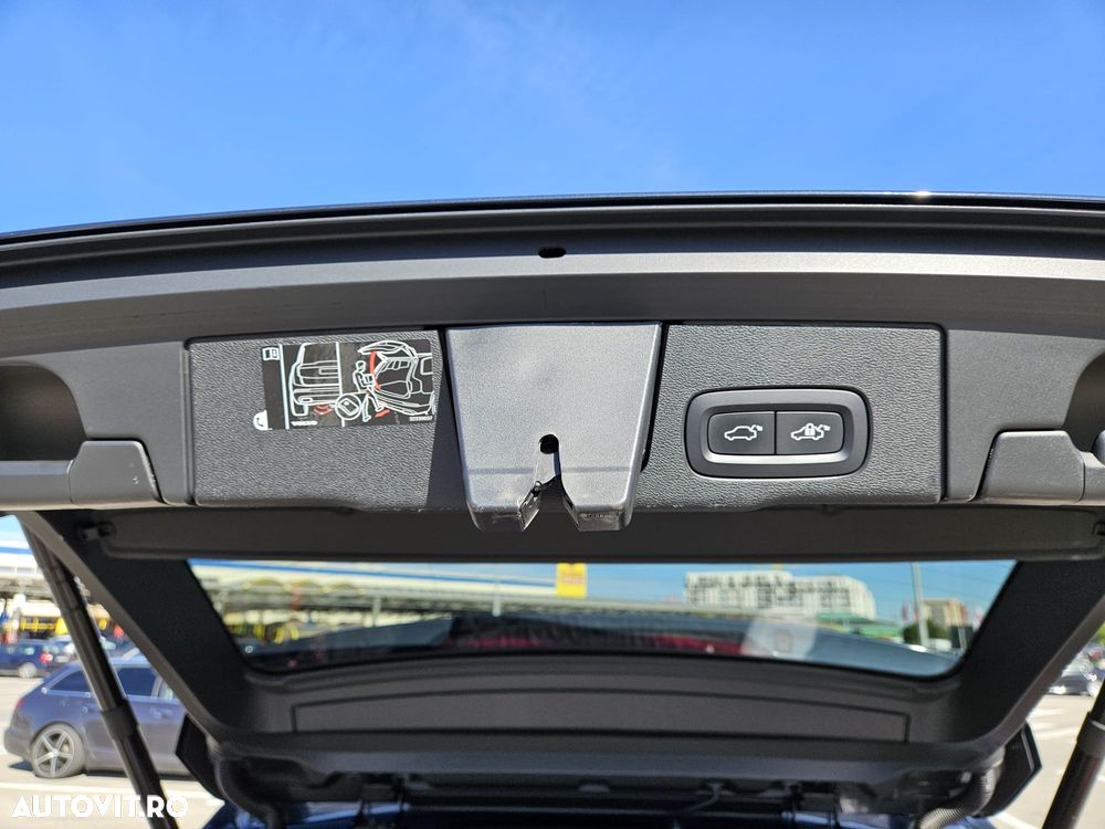 Volvo XC 60 B4 MHEV AWD Momentum Pro - 17