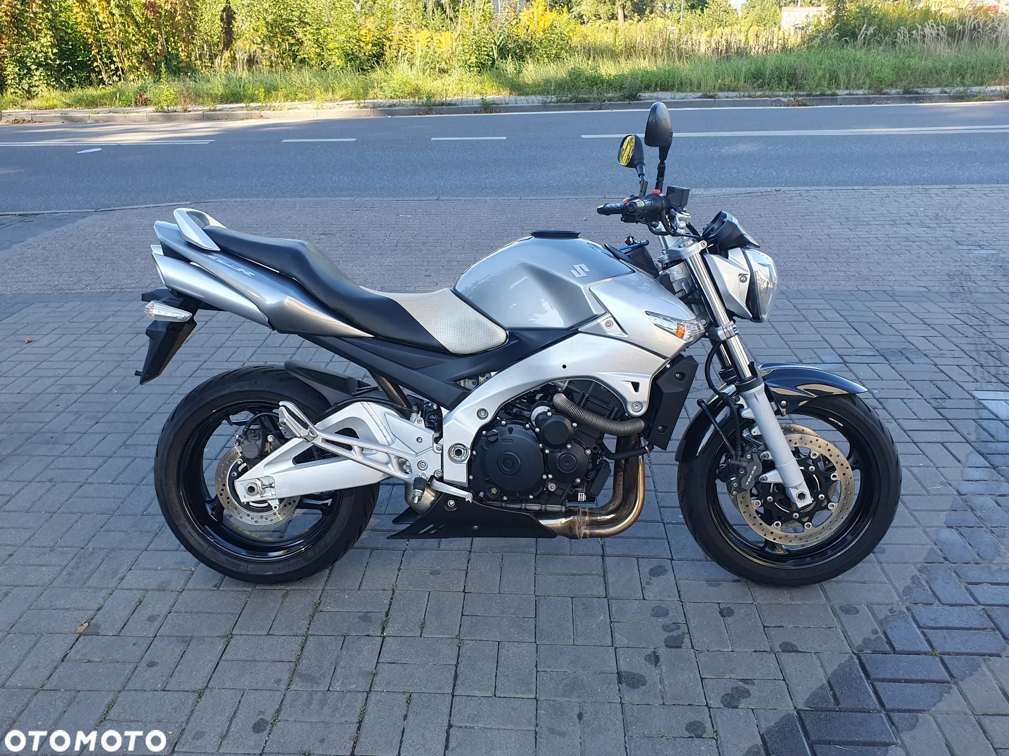 Suzuki GSR - 11
