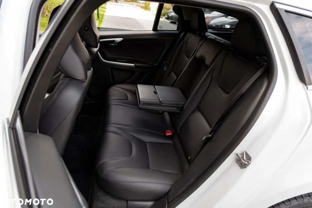 Volvo V60 D4 AWD R-Design Summum - 35
