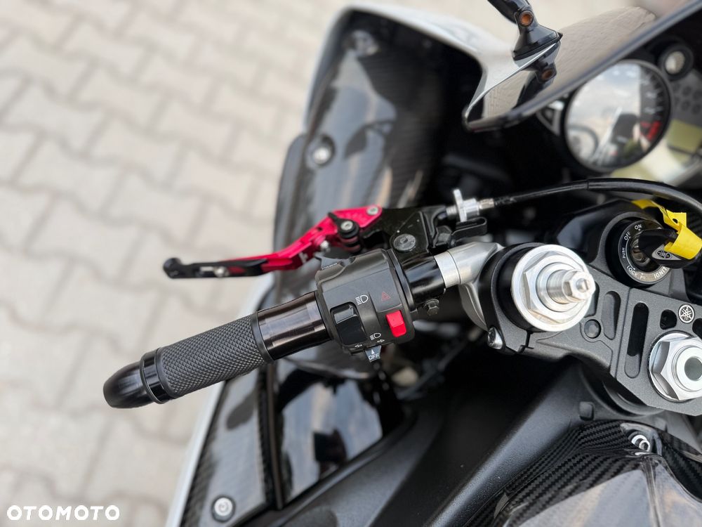 Yamaha R1 - 30