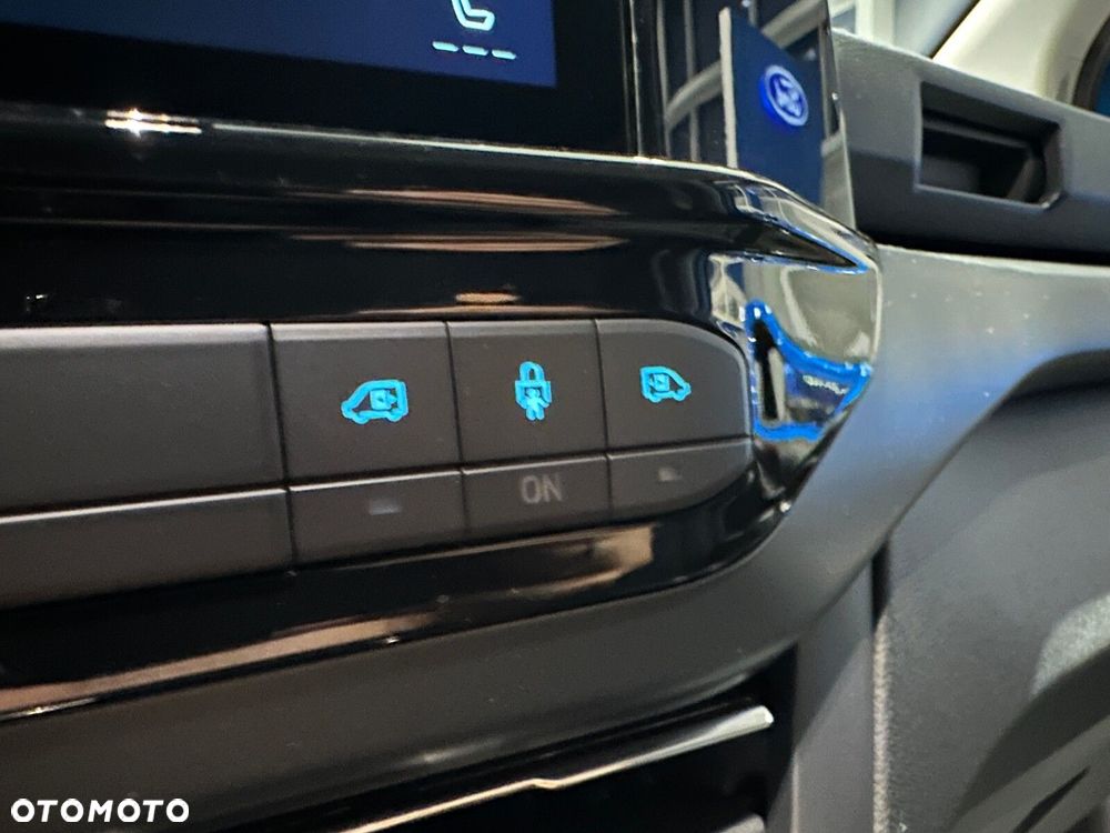 Ford Tourneo Custom - 17