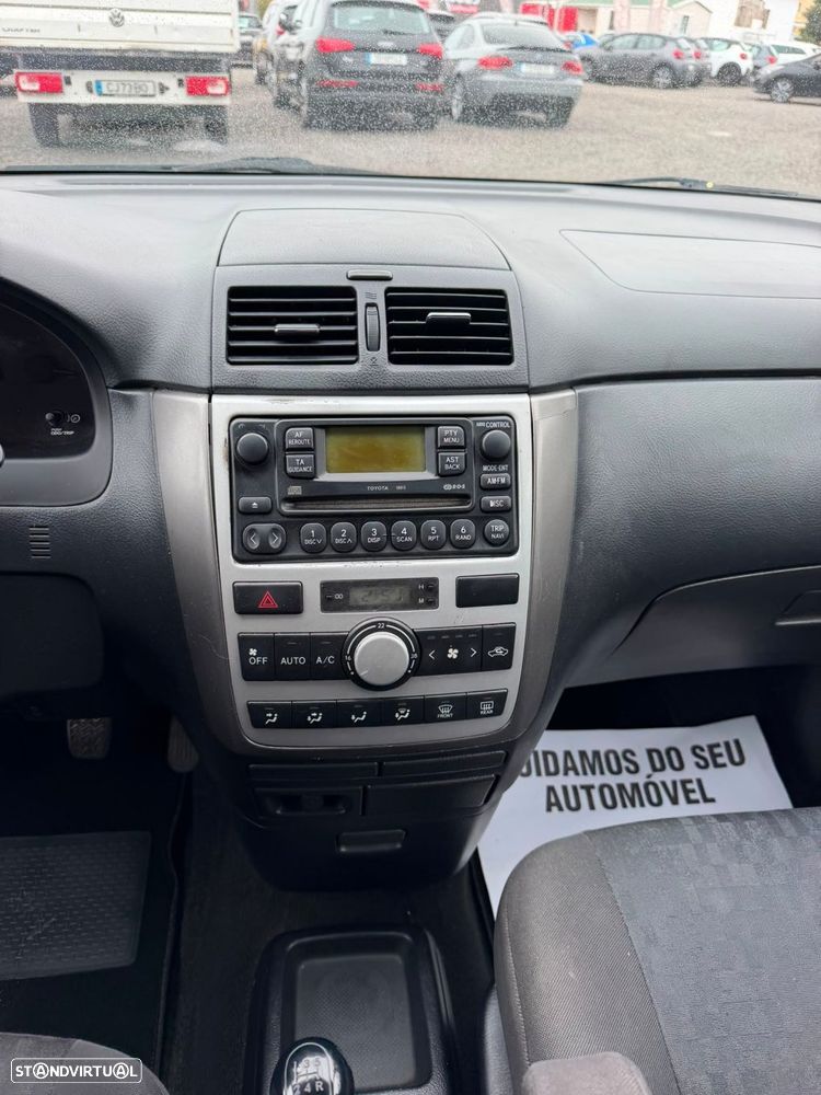 Toyota Avensis Verso 2.0 D-4D - 28