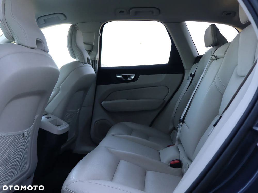 Volvo XC 60 B4 D AWD Plus Dark - 17