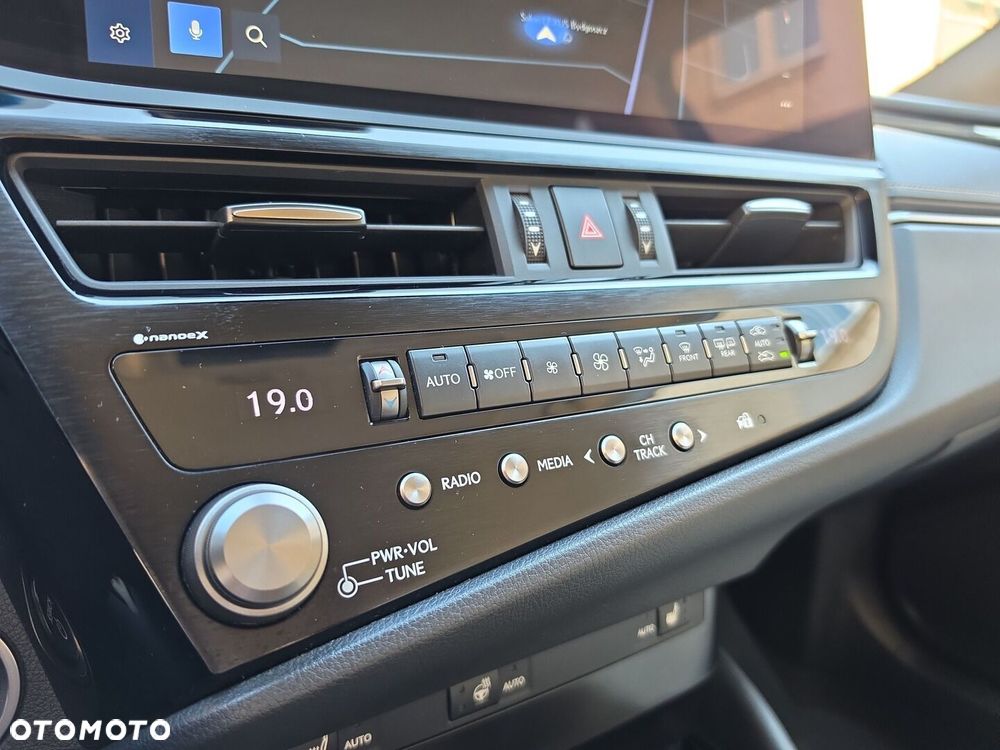 Lexus ES 300h F Sport Design - 16