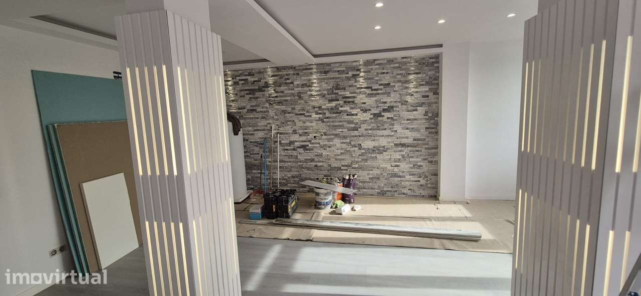 Apartamento T2 totalmente remodelado em Queijas - Grande imagem: 3/25