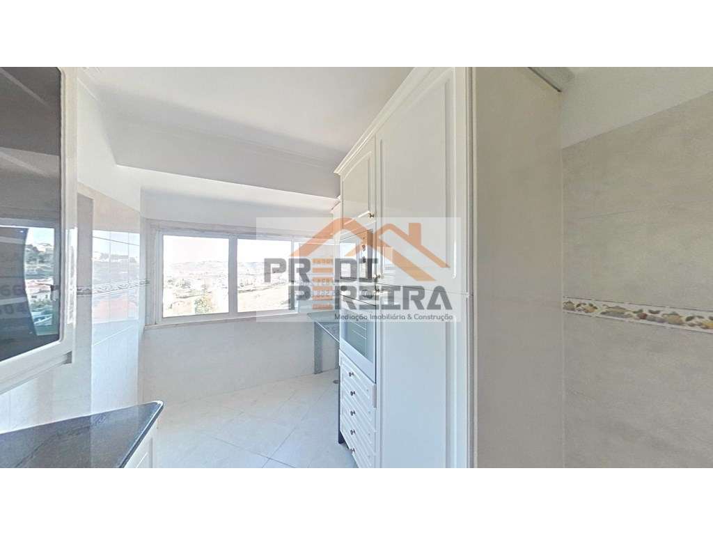 T3 no centro de Loures com bastante luminosidade, varanda com vista... - Grande imagem: 4/17