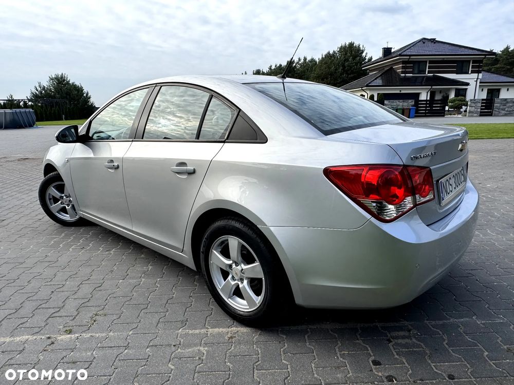 Chevrolet Cruze 1.6 Base - 4