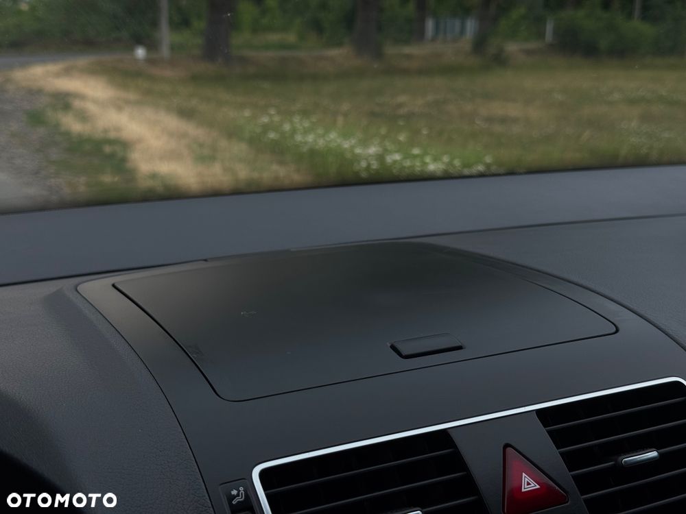 Volkswagen Touran - 28