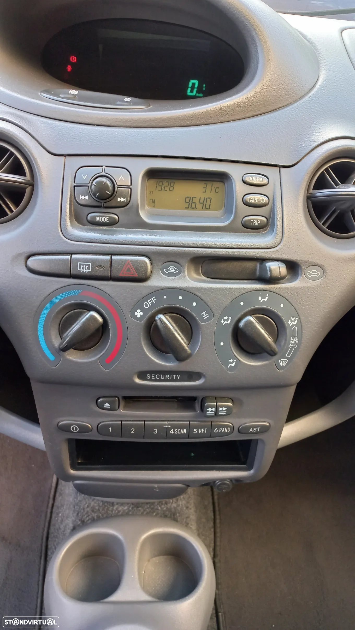 Toyota Yaris 1.0 Base C/Radio - 8