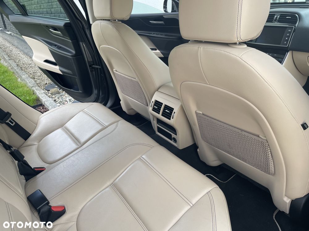 Jaguar XE 2.0 D Portfolio - 23