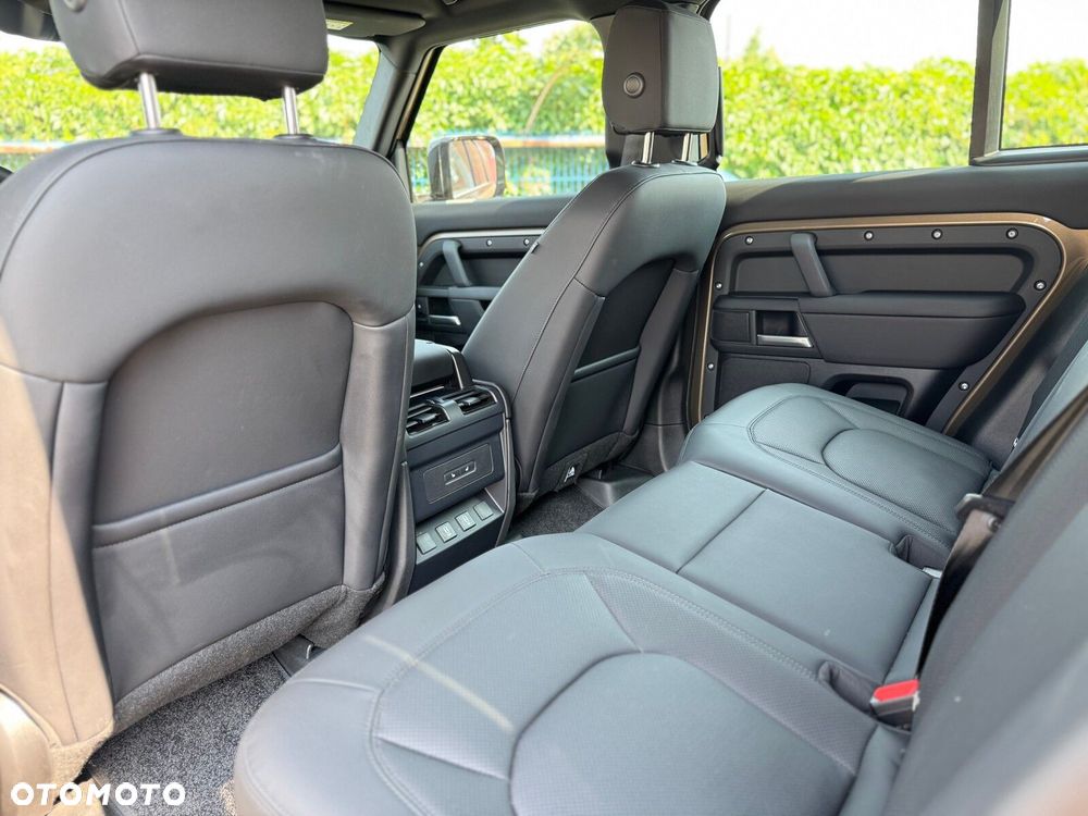 Land Rover Defender - 25
