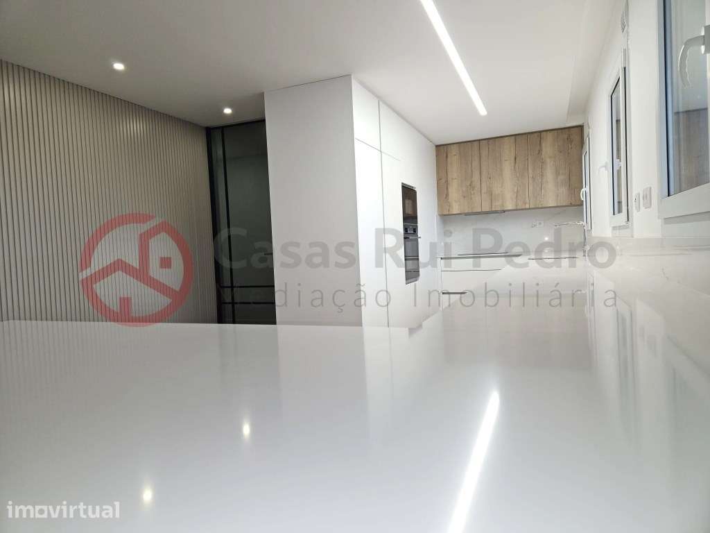 Apartamento T3 + Apartamento T2 com parqueamento, no Feijó - Grande imagem: 5/26