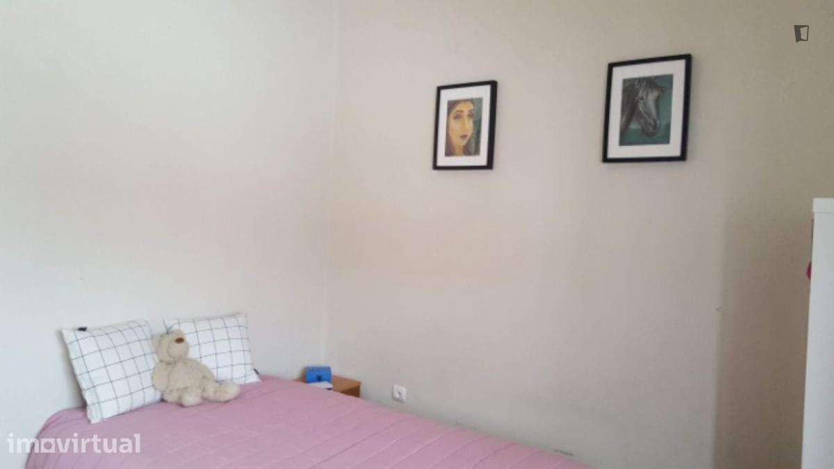 Quarto - localizado em Alto de São João Coimbra - Grande imagem: 5/17