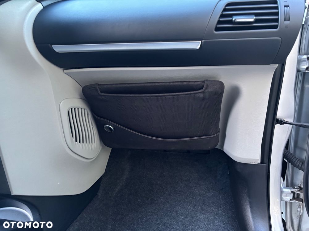 Toyota iQ - 11