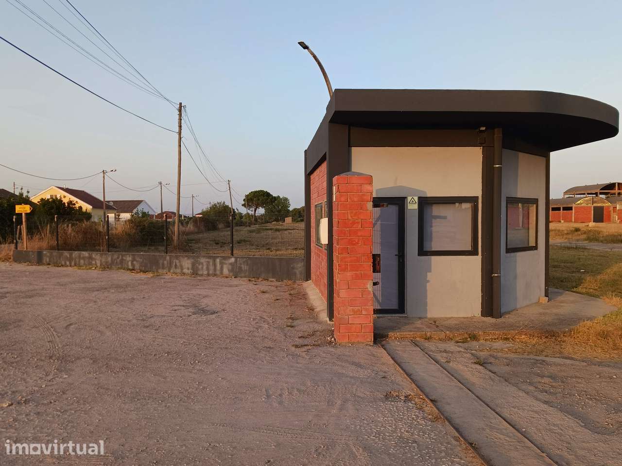 Escritório com 25m2 + Terreno com 2.500m2 com boa localização - Grande imagem: 2/12