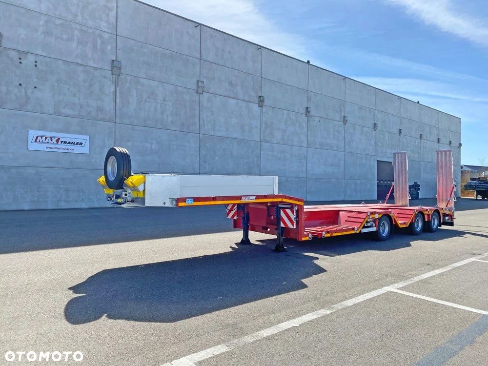 MAX Trailer nowe 3 osiowe semi z zagłębieniami, rozciąg, najazdy hydrauliczne - 5