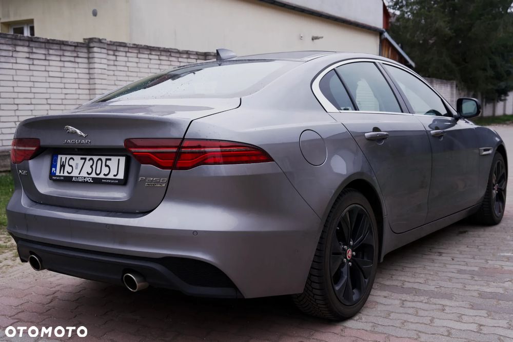 Jaguar XE - 4