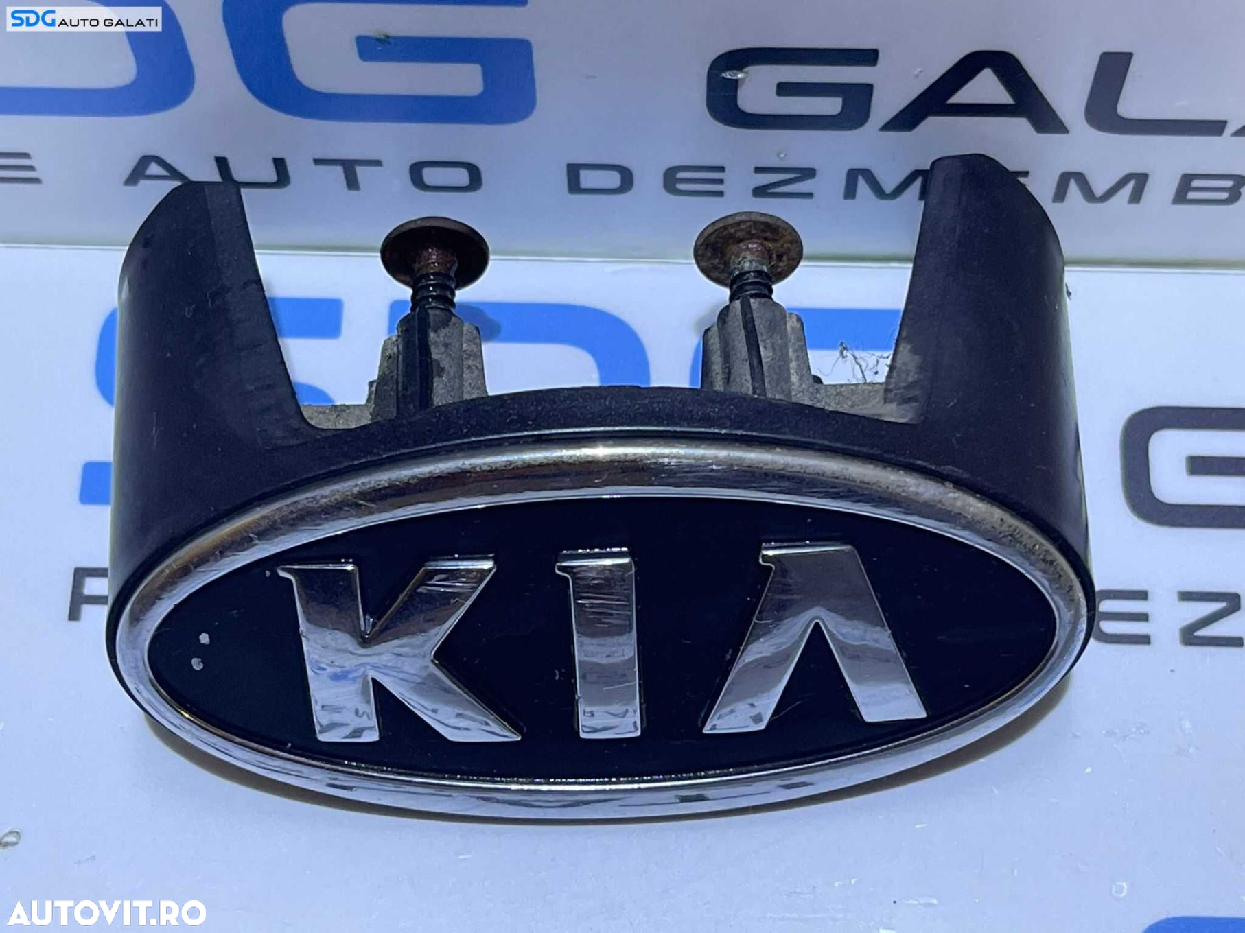 Sigla Emblema de pe Bara Spoiler Fata Kia Cerato 2003 - 2008 - 4
