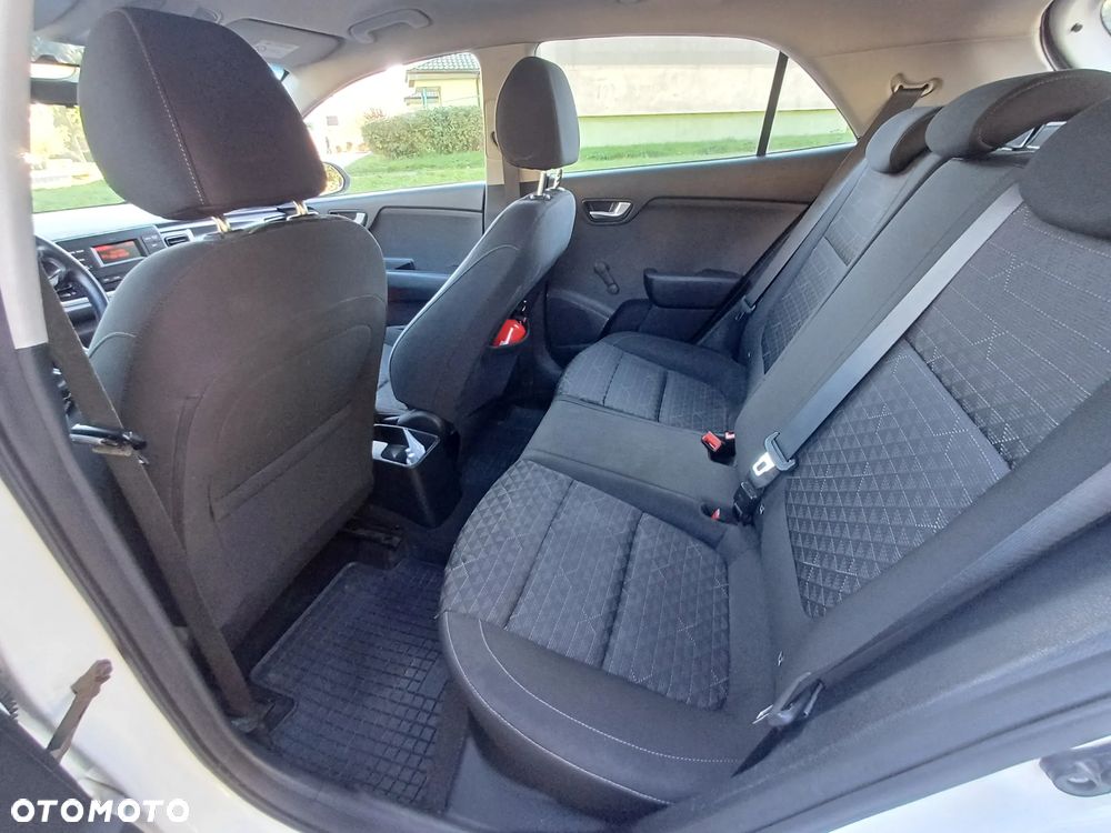 Kia Rio 1.2 M - 11