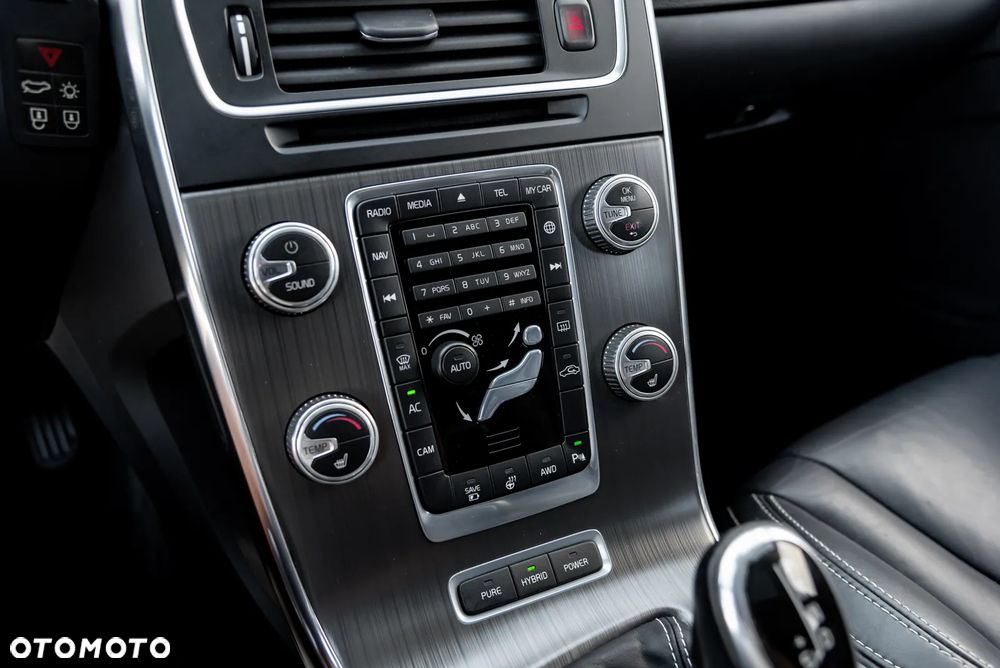 Volvo V60 D6 AWD Plug-in Hybrid Momentum - 37