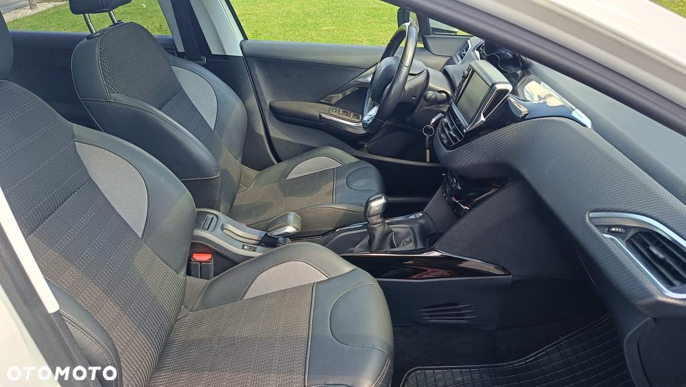 Peugeot 2008 1.2 Pure Tech GPF Signature S&S - 14
