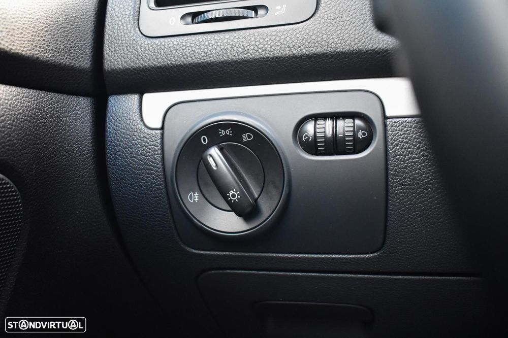 VW Jetta 1.6 TDi Highline - 11