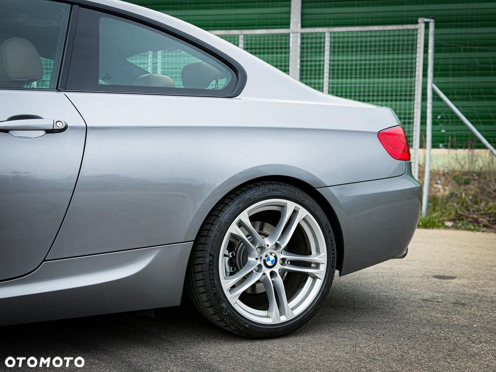 BMW Seria 3 325i M Sport Edition - 6
