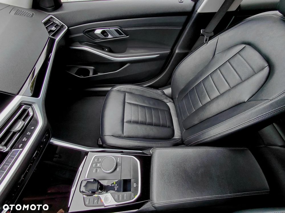 BMW Seria 3 320d xDrive Luxury Line sport - 36