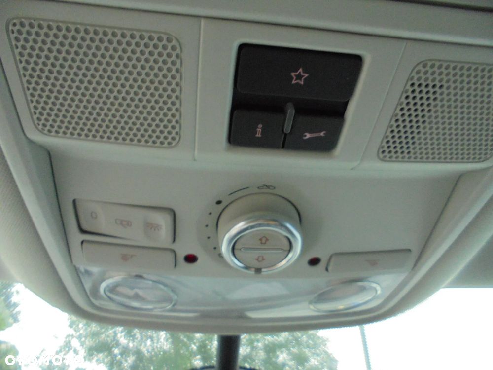 Volkswagen Touran 2.0 TDI DPF BlueMotion Technology DSG Highline - 25