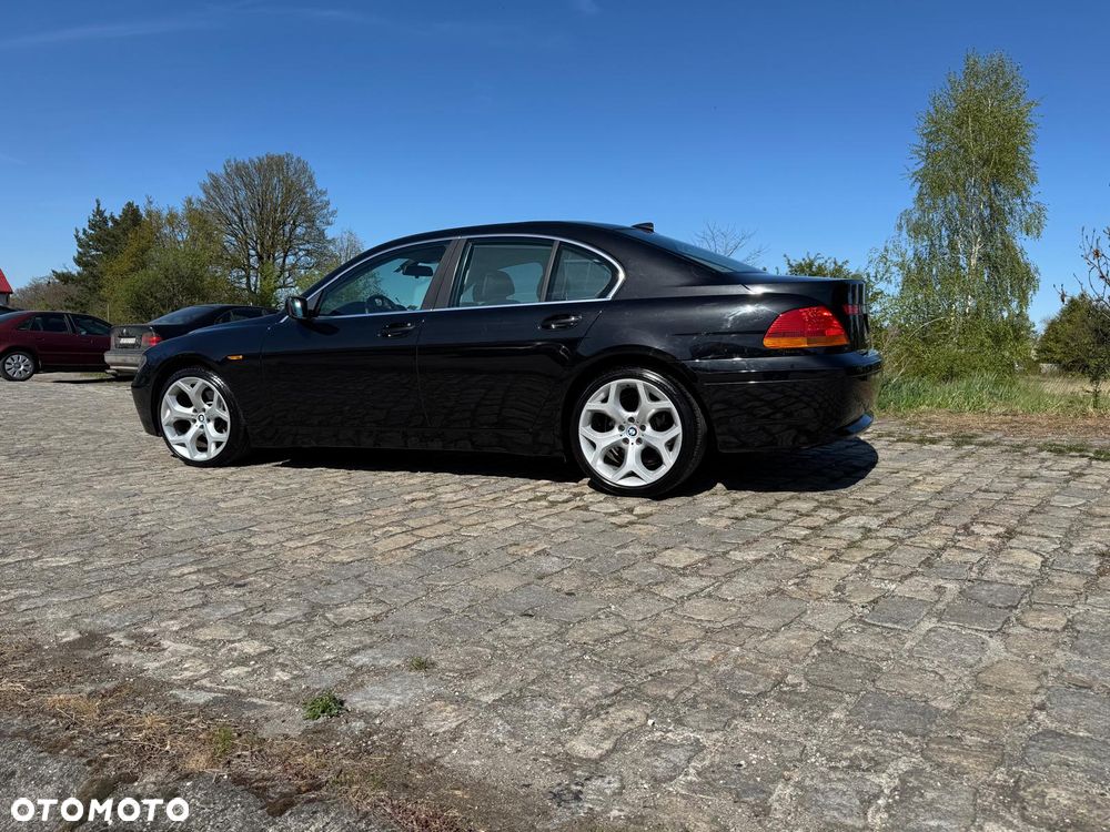 BMW Seria 7 745i - 8