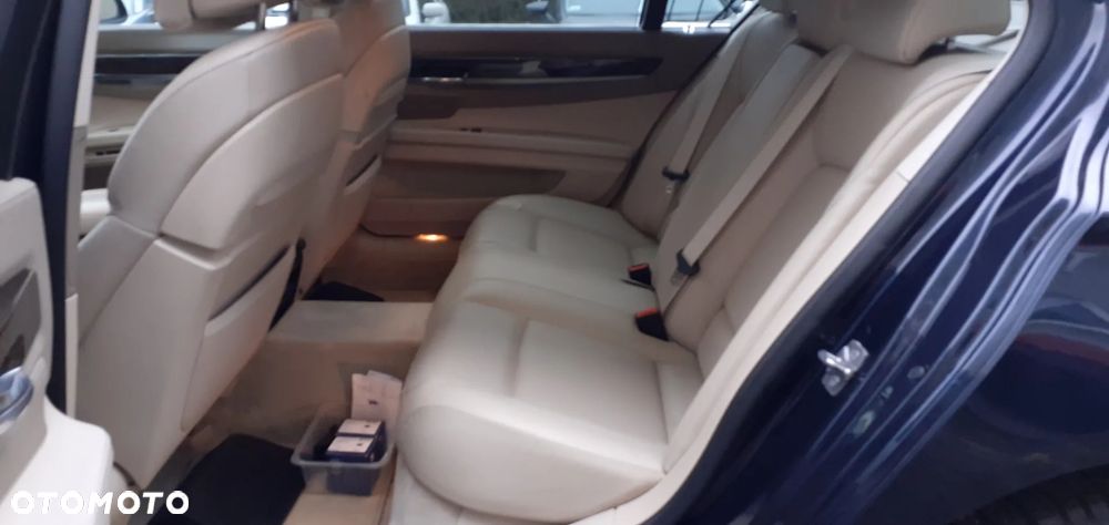 BMW Seria 7 750i L xDrive - 12