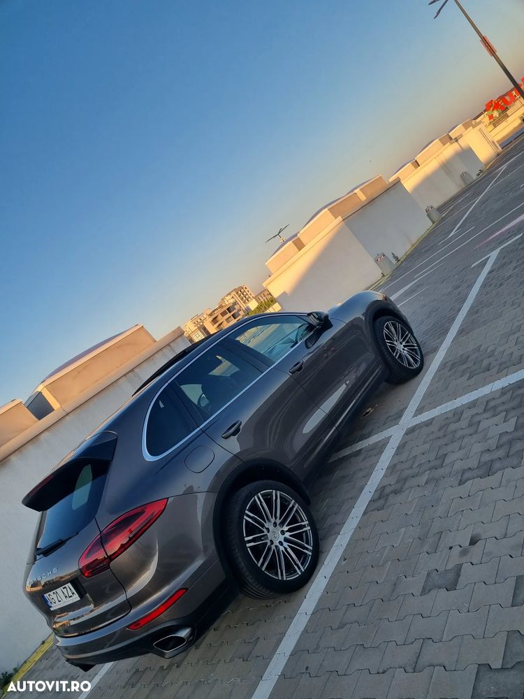 Porsche Cayenne 3.0 L - 12