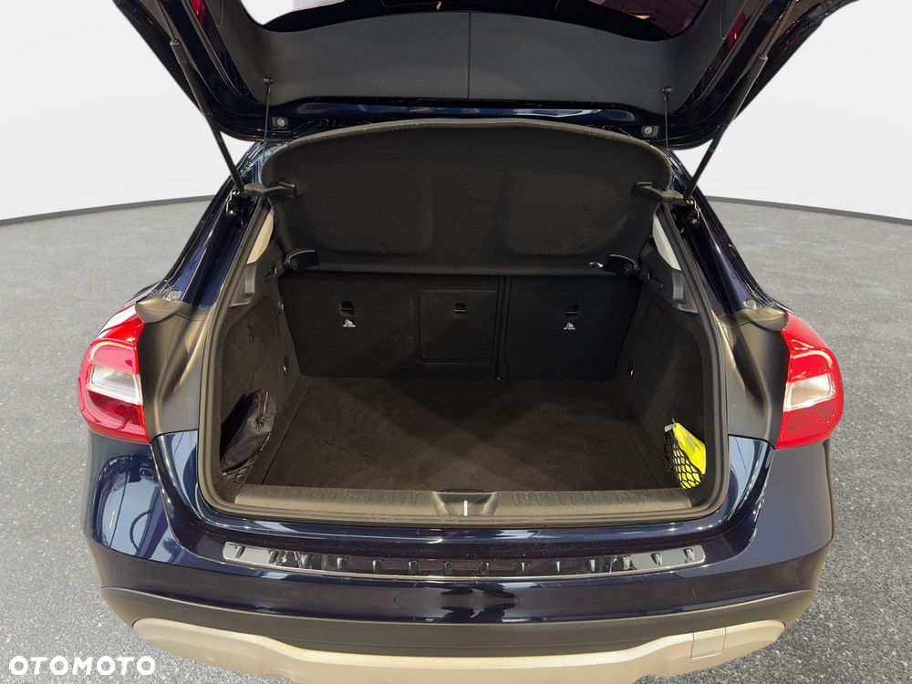 Mercedes-Benz GLA - 13