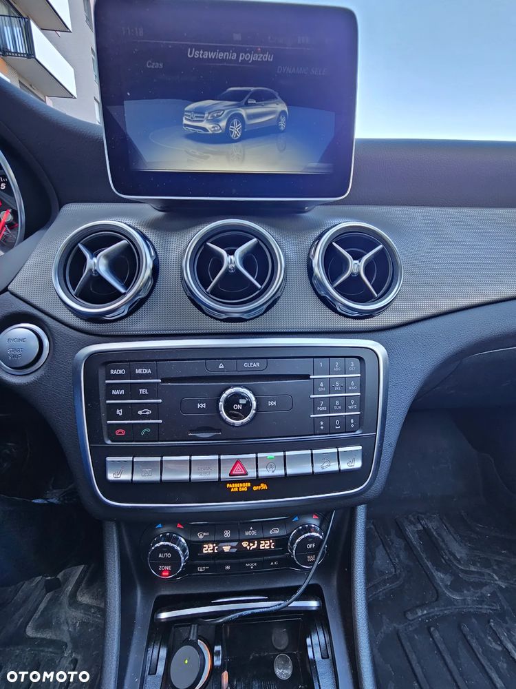 Mercedes-Benz GLA 250 4Matic 7G-DCT - 11