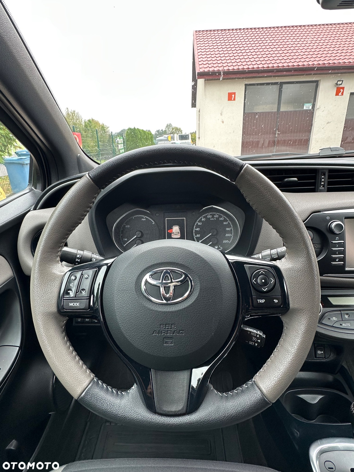 Toyota Yaris Hybrid 100 Selection Platinum - 19