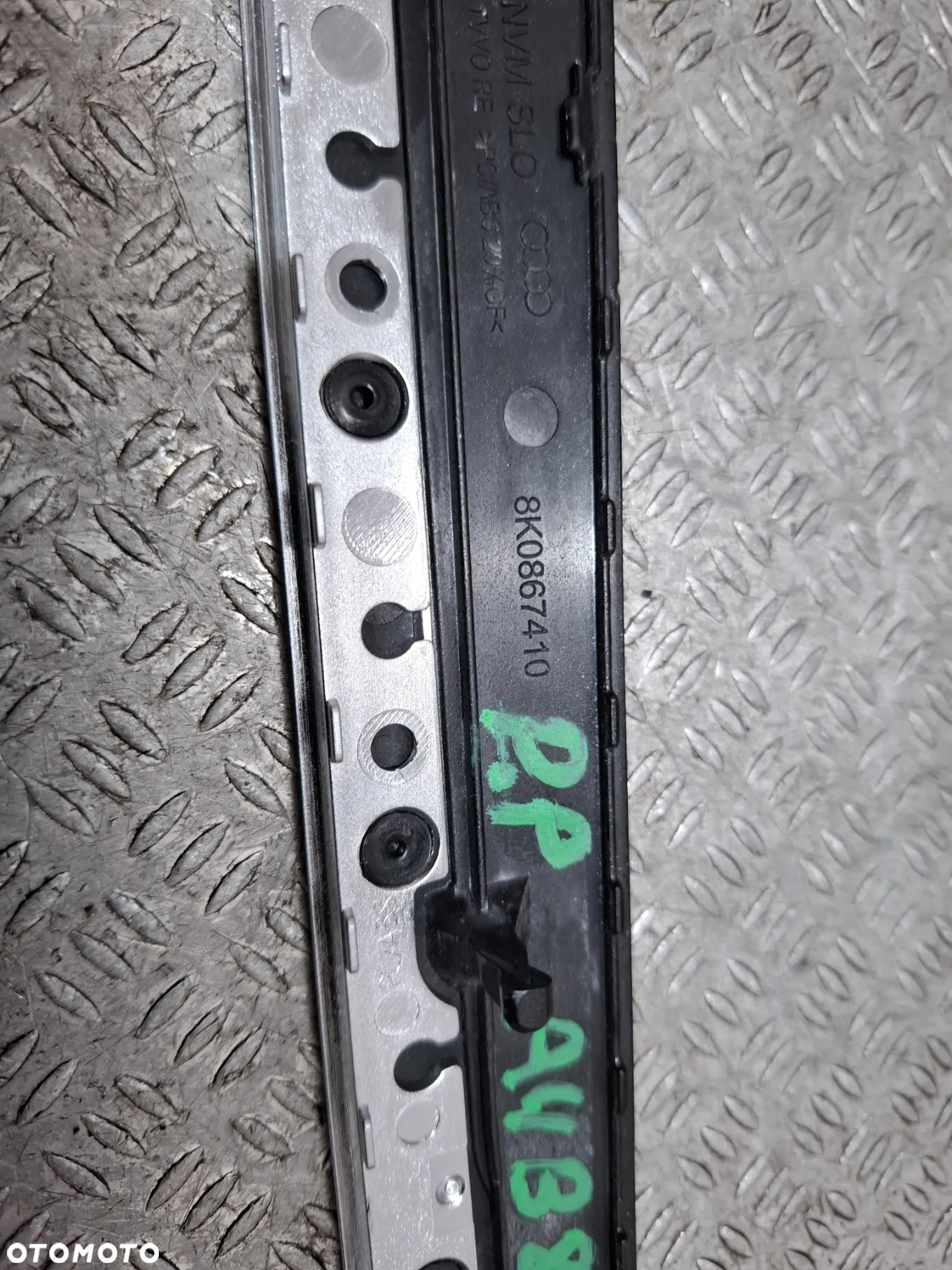 Listwa dekor boczka drzwi prawy przód Audi A4 B8 lift 2013 rok nr 8K0867410J - 2