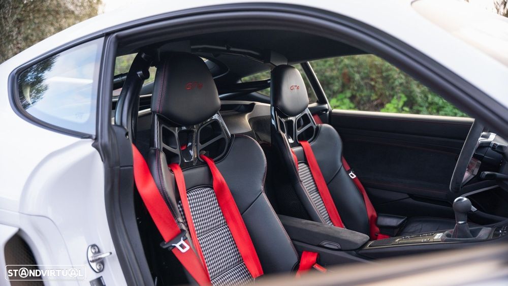 Porsche Cayman GT4 - 40