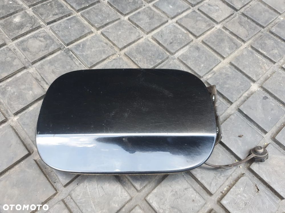 Mercedes-Benz A1695840217 klapka wlewu paliwa A KLASA W169 CZARNY LAKIER - 1