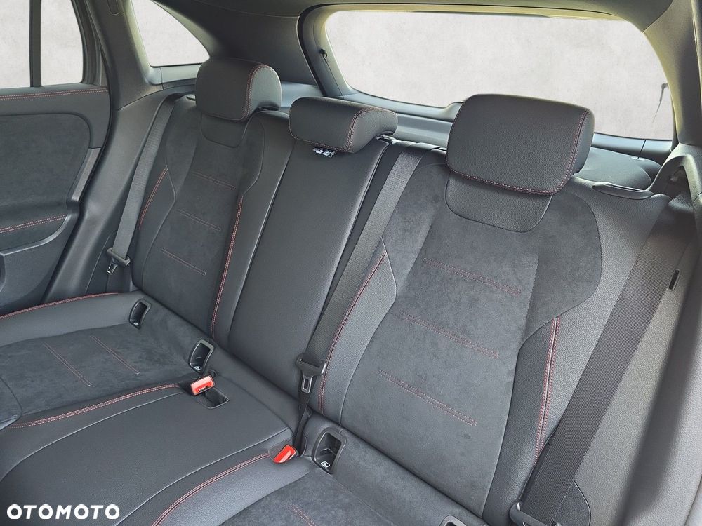 Mercedes-Benz GLA - 12