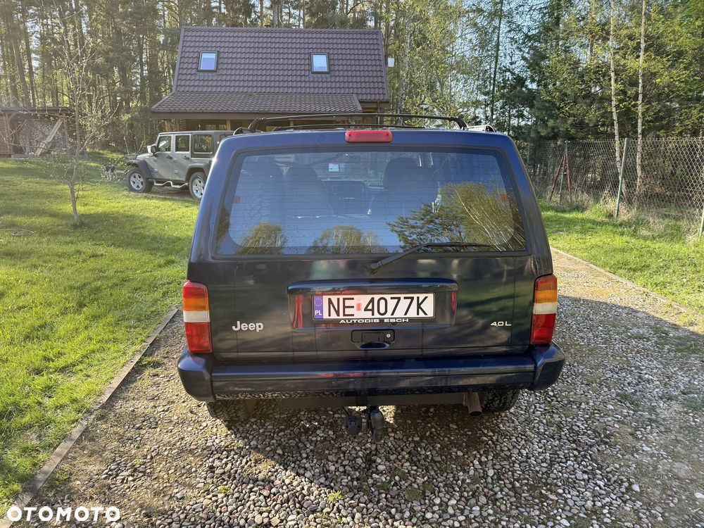 Jeep Cherokee - 4