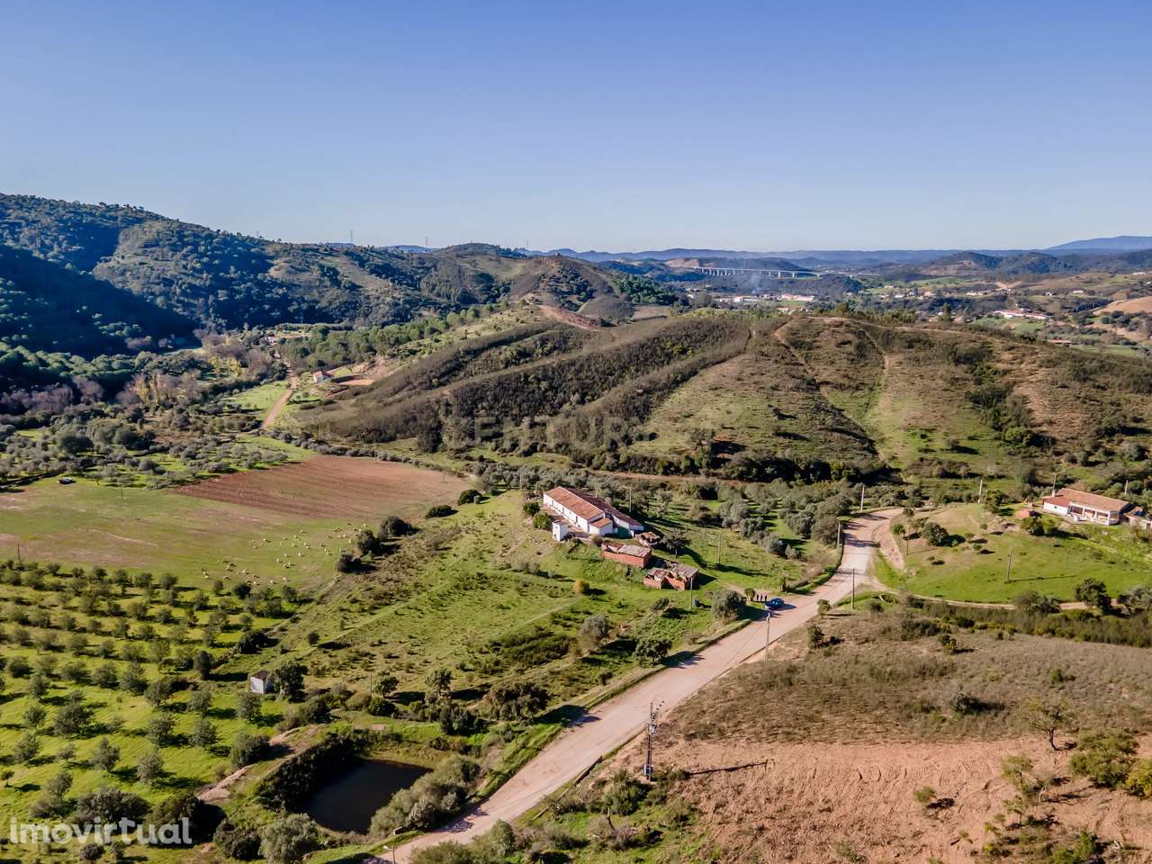 Quinta com moradia para reabilitação, na zona de Messines - Grande imagem: 2/24