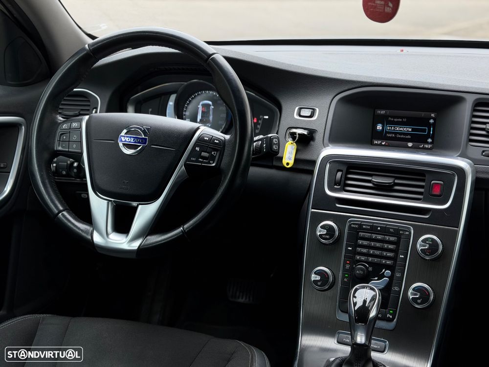 Volvo V60 2.4 D6 R-Design Mom.AWD Phev - 25