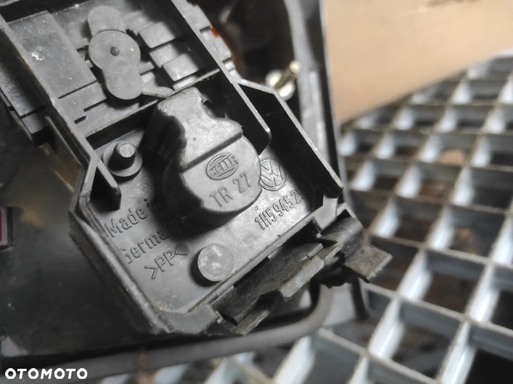 VW VENTO LAMPA TYLNA PRAWA W KLAPĘ CAŁA ORYGINALNA 1H5945108 1H5945259 WYSYŁKA !!!!!! - 4