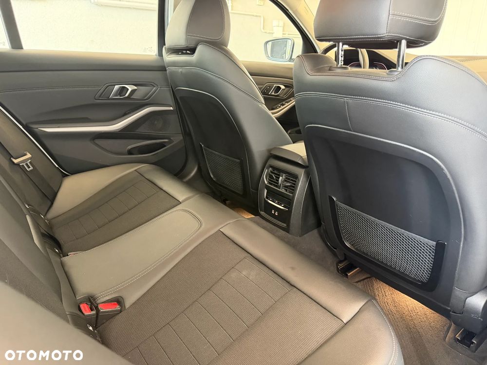 BMW Seria 3 318i Sport - 25