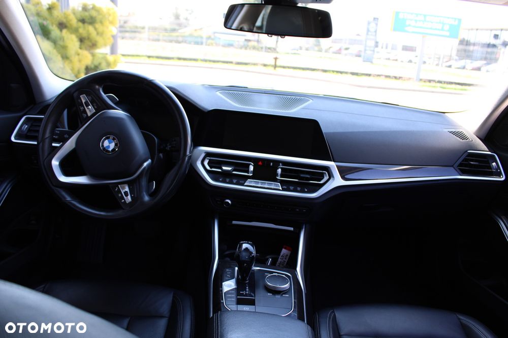 BMW Seria 3 330i Sport Line - 35