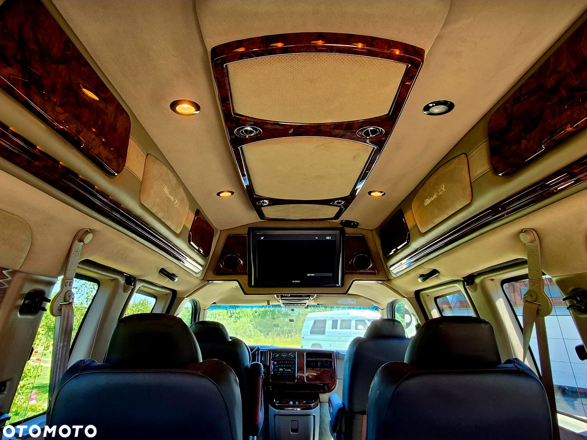 Chevrolet Express - 8