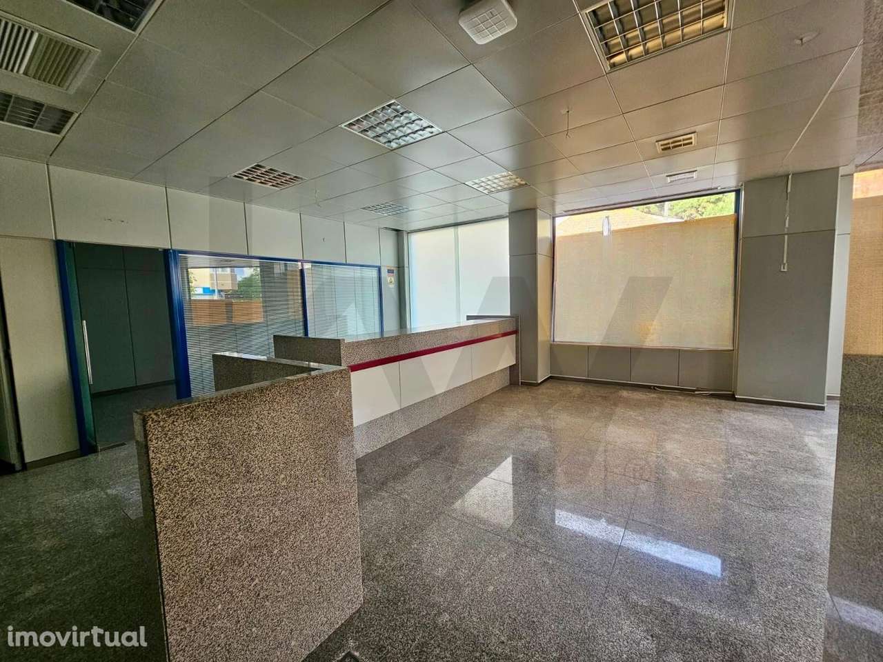 Vende-se Loja com 127,4 m2 numa das principais artérias da Costa da Ca - Grande imagem: 2/13
