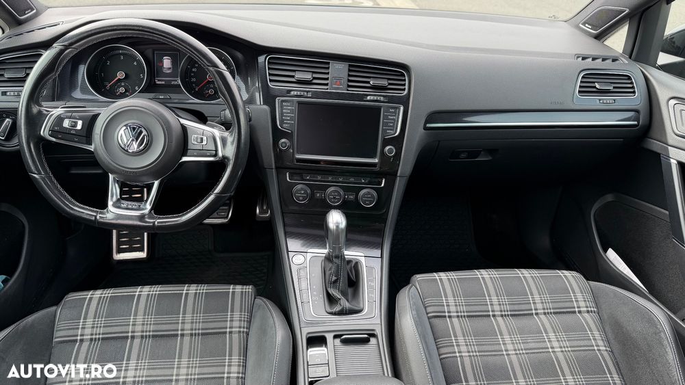 Volkswagen Golf - 8